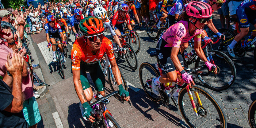 Abfahrt der Radprofis bei der Tour de France der Frauen 2024 in Rotterdam