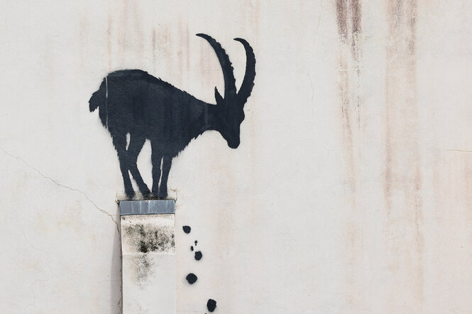 Graffito von Banksy mit einer Ziege