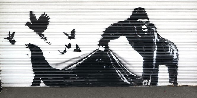 Graffito von Banksy mit einem Gorilla