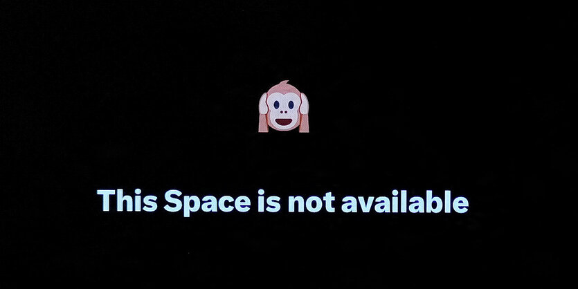 Ein schwarzer Bildschirm mit einem Icon und der Nachricht "This Space is not available"