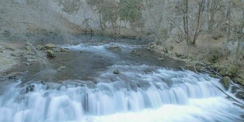 Ein Wasserfall in einem Flusslauf