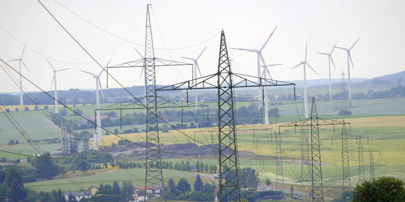 Strommasten und Windräder