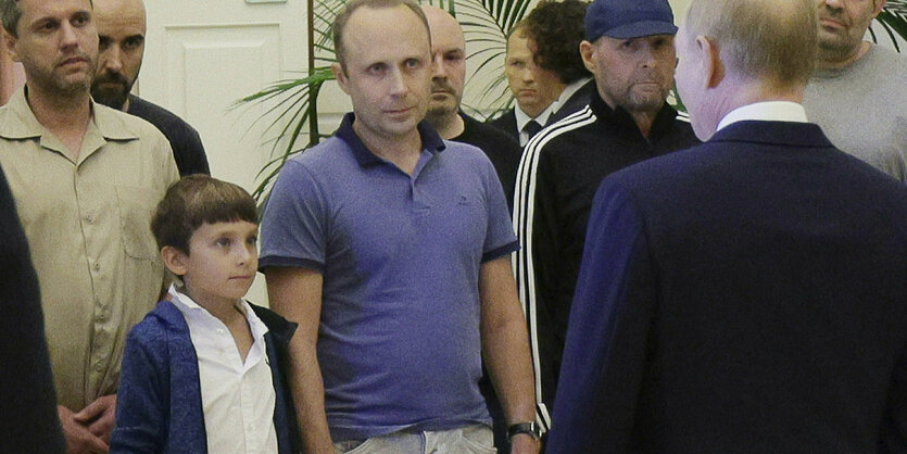 Wladimir Putin vor einer Personengruppe