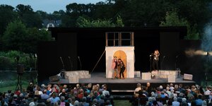 Im Dämmerlicht spielen Tiyatro Bereze und Shakespeare Company gemeinsam auf der Bühne im Bremer Bürgerpark 