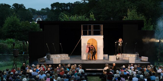 Im Dämmerlicht spielen Tiyatro Bereze und Shakespeare Company gemeinsam auf der Bühne im Bremer Bürgerpark "Die Komödie der Irrungen"