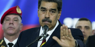 Nicolas Maduro mit einer Abwehrgeste