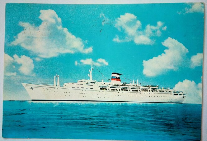 Eine Postkarte, auf der ein kleines Passagierschiff auf dem Meer fährt, der Himmel ist blau, es gibt ein paar Wolken