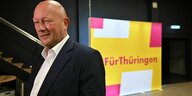 Thomas Kemmerich vor einem Wahlplakat der FDP in Thüringen