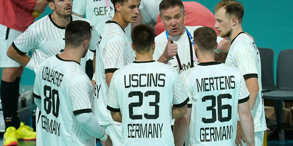 Handballbundestrainer Alfred Gislason im Gespräch mit Spielern