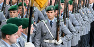 Bundeswehrsoldaten in Reih und Glied