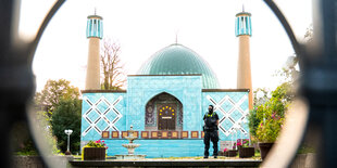 Einsatzkräfte der Polizei stehen während einer Razzia auf dem Gelände vom Islamischen Zentrum Hamburg (IZH) mit der Imam Ali Moschee (Blaue Moschee) an der Außenalster.