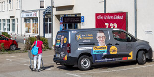 Der graue Kleintransporter des CDU Abgeordneten Christian Tischner steht vor dem REWE Markt an der Gerhard Hauptmann Strße 30 in Greiz. Auf dem Transporter steht: Am 1. Sept. Tischner wählen