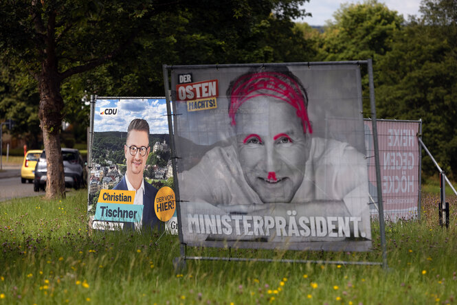 Ein Plakat von AfD-Fraktionschef Björn Höcke. Jemand hat ihm mit rosa Farbe ein Hitlerbärtchen, andere Augenbrauen und einen Seitenscheitel gesprüht