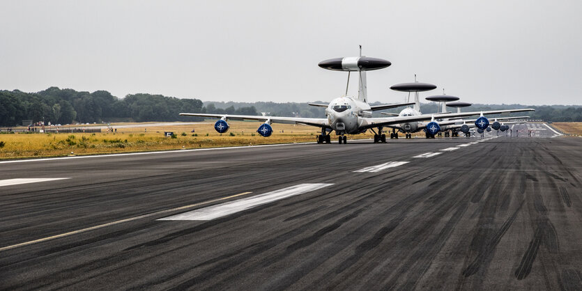 Awacs-Aufklärungsflugzeuge stehen auf einer Landebahn