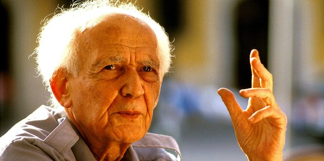 Zygmunt Bauman hebt eine Hand