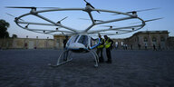 Ein Volocopter-Flugzeug steht auf einem öffentlichen Platz