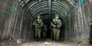 Israelische Soldaten gehen durch einen Tunnel der Hamas