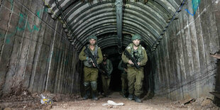 Israelische Soldaten gehen durch einen Tunnel der Hamas