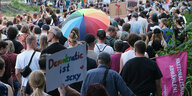 Teilnehmer einer Demonstration mit dem Motto "Hand in Hand für Demokratie und Menschenrechte" gehen eine Straße in Leipzig entlang.