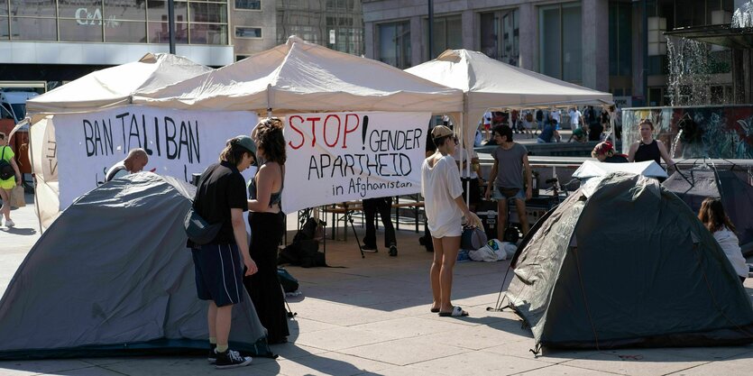 Das Bild zeigt das Protestcamp auf dem Alex