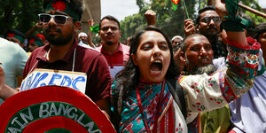 Protestierende Menschen in der bangladeschischen Hauptstadt Dhaka