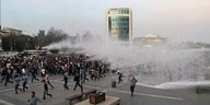 Demonstrierende werden von der Polizei mit Tränengas und Wasserwerfern getroffen
