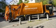 Ein Wagen der Müllabfuhr BSR unterwegs in Prenzlauer Berg in Berlin