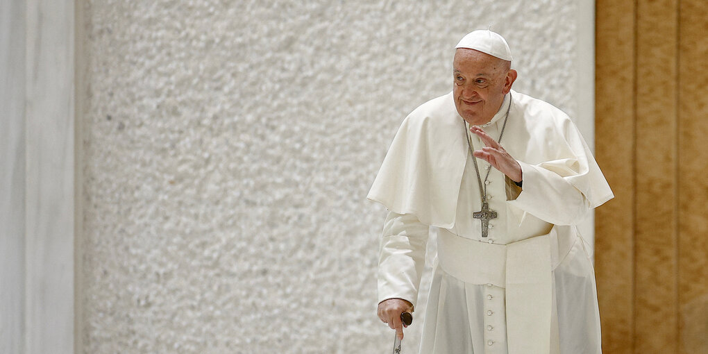 Papst Franziskus hebt die Hand zum Gruß