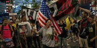 Protestierende halten Fotos von Geiseln in die Höhe