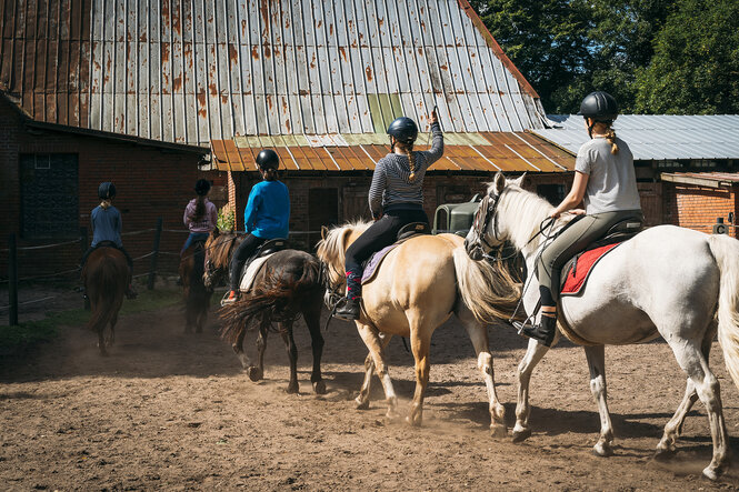 Kinder reiten auf Ponys