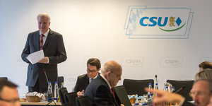Horst Seehofer auf der Pressekonferenz steht neben einem CDU Logo