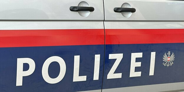 Logo der österreichischen Polizei auf einer Wagentür