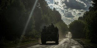 Ukrainischer Panzer auf Straße.