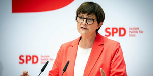 SPD-Chefin Saskia Esken an einem Redepult