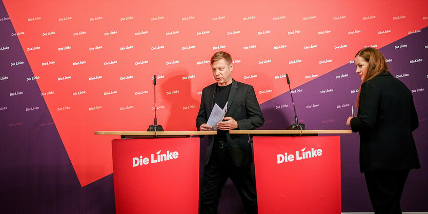 Martin Schirdewan und Janine Wissler treten an zwei rote Rednerpulte mit dem Logo der Linken