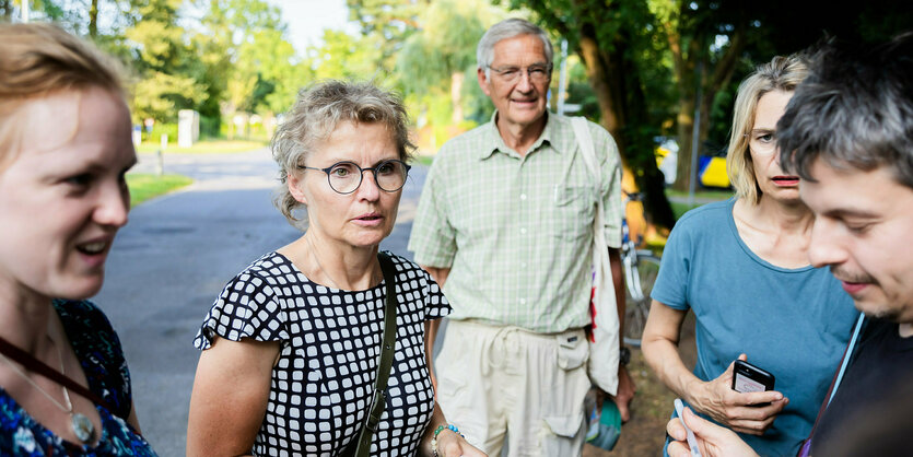 Eine Gruppe von Mitgliedern der Grünen stehen auf der Straße und besprechen die Verteilung der Wahlwerbung. Mit dabei der angegiffene Wahlhelfer Franz Conraths (mi)