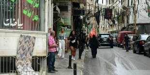 Straßenszene in Beirut, zwei junge Frauen gehen die Straße entlang, Girlanden und Lichterketten hängen über die Straße