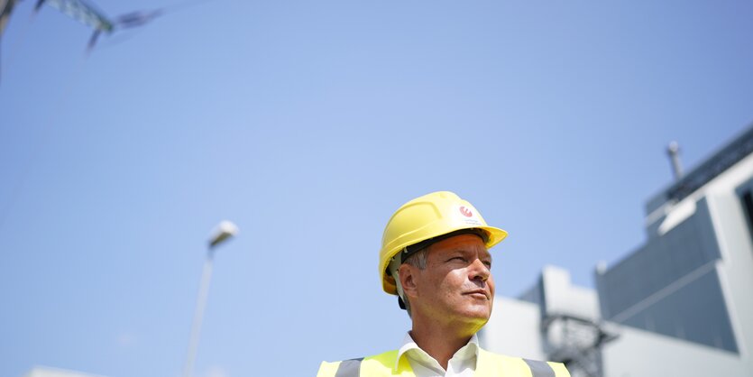 Bundeswirtschaftsminister Robert Habeck mit Helm auf dem Gelände des Kohlekraftwerks Moorburg