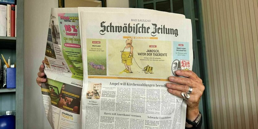 Frau liest "Schwäbische Zeitung"