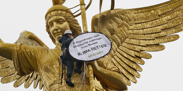 Klimaaktivist klettert auf Statue auf der Siegessäule in Berlin