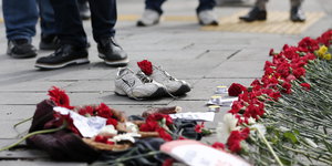 Auf dem Platz an dem die zwei Bomben explodierten liegen Blumen.