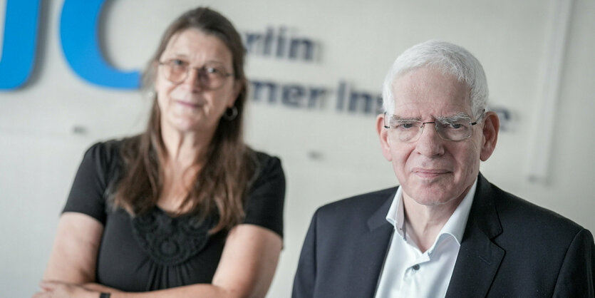 Andrea Röpke und Josef Schuster stehen zusammen und schauen nachdenklich in die Kamera