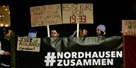 Junge Menschen tragen ein Banner mit der Aufschrift: #Nordhausen Zusammen und tragen Schilder: Es ist kurz von 19:33 - Wenn die AFD die Antwort ist, wie dumm war dann die Frage ?