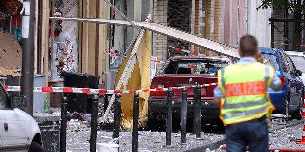 Das fenster ist zerstörrt, das Schild des Ladens heruntergefallen. Die Keuptstraße nach dem Anschlag 2004