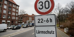 Tempo-30-Schild vor einer vielbefahrenen Straße