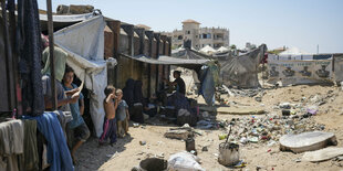 Vertriebene Palästinenser kampieren am Strand, westlich von Deir al-Balah im Gazastreifen.