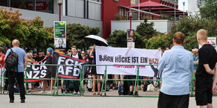 Menschen in Erfurt demonstrieren gegen den Thüringer AfD-Spitzenkandidaten Björn Höcke