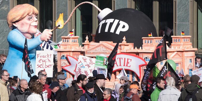 Auf dem vom Karnevalswagenbauer Jacques Tilly gestalteten Skulpturenwagen zündet symbolisch eine Merkel-Figur die ttip-Bombe auf dem Reichstag