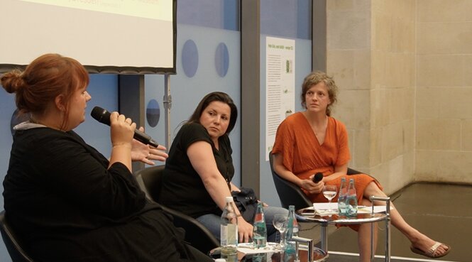 Von links nach rechts: Paula Irmschler, Katja Hoyer und Lydia Jakobi