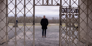 Jens-Christian Wagner, Leiter der Gedenkstätte Buchenwald, steht hinter dem Haupttor zur Gedenkstätte